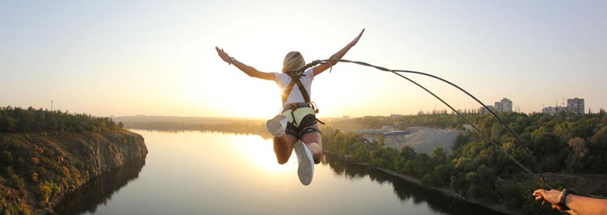 50 екстремалів стрибали з височезного мосту у Запоріжжі: вражаюче відео 50 екстремалів стрибали з височезного мосту у Запоріжжі: вражаюче відео