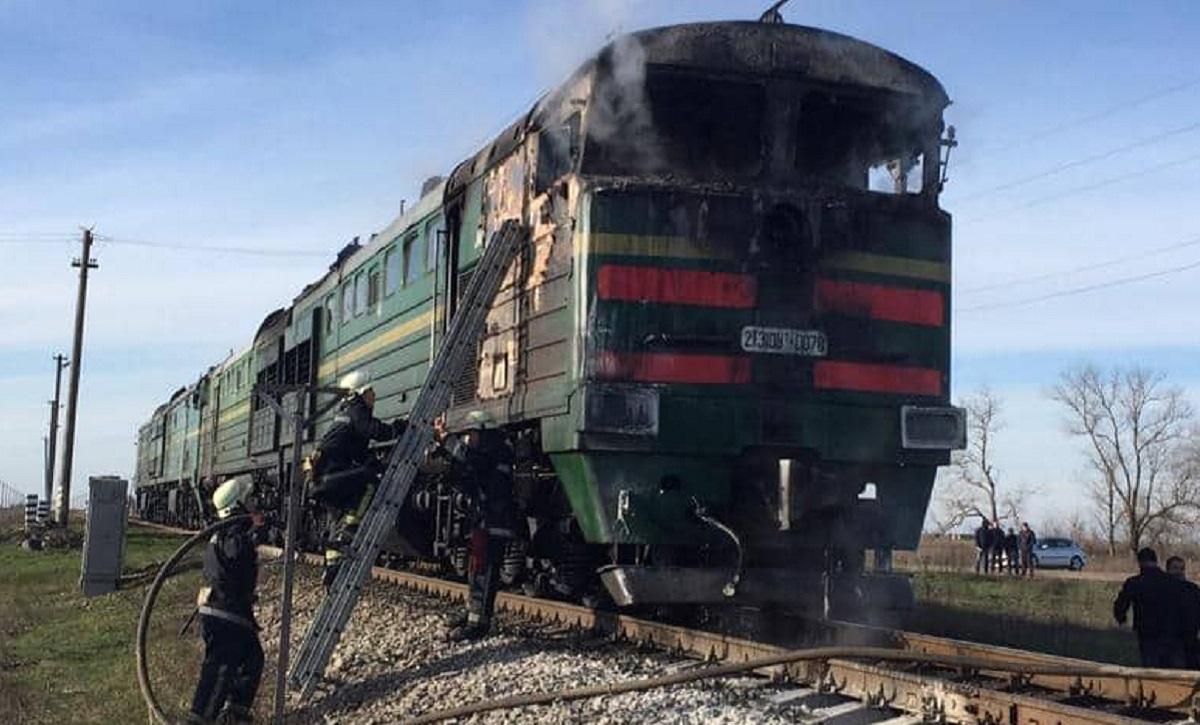 На Николаевщине горел тепловоз пассажирского поезда: фото