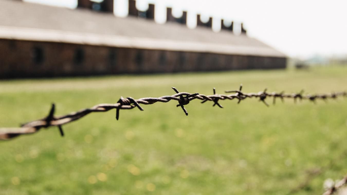 Польские школьники инсценировали массовое убийство заключенных в Освенциме