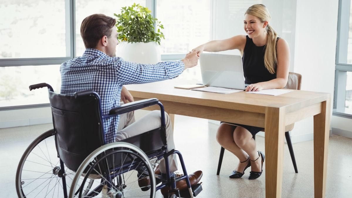 Людям з інвалідністю буде легше шукати роботу: уряд створить сервіс
