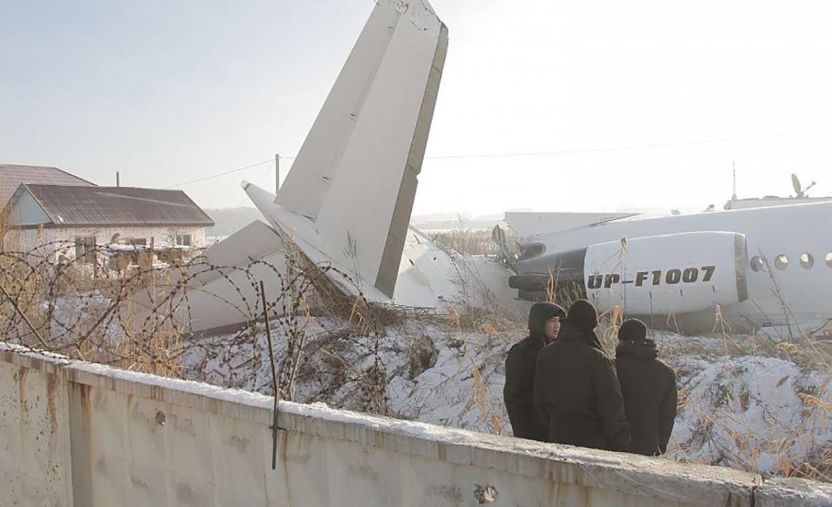 Авіакатастрофа в Казахстані: з'явилось відео смертельного падіння літака
