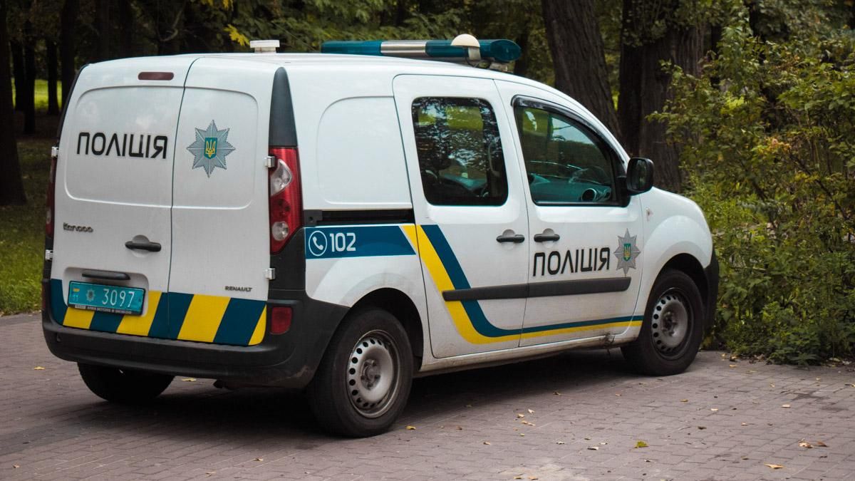 В лесополосе в Киеве обнаружили труп мужчины, повешенного на шнурках