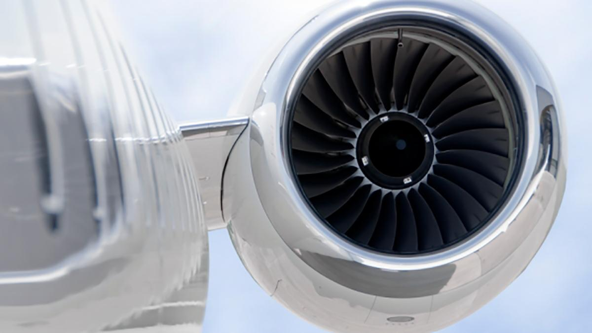 Китаец бросил монеты в двигатель самолета и получил штраф