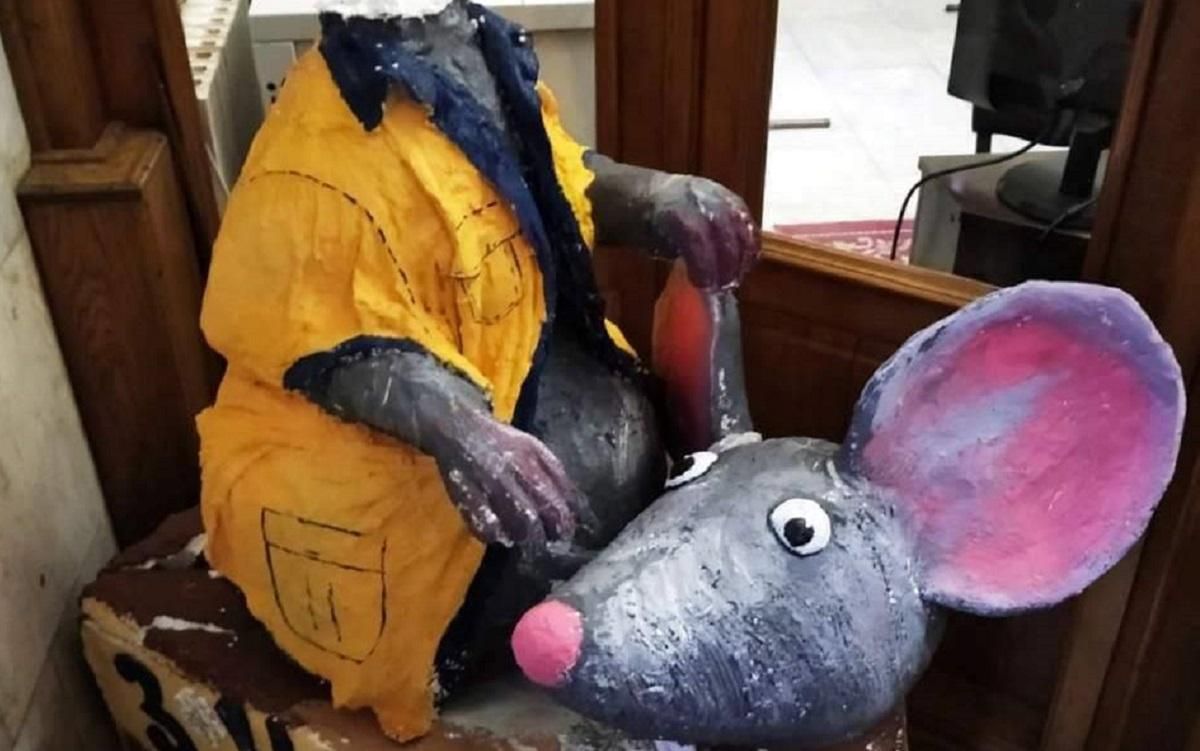 Вандали зруйнували новорічні інсталяції та вертеп у Кропивницькому: обурливі фото Вандали зруйнували новорічні інсталяції та вертеп у Кропивницькому: обурливі фото