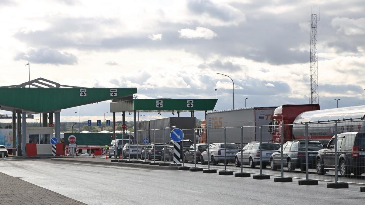 Россияне создали очереди на границе Беларуси с ЕС Россияне создали очереди на границе Беларуси с ЕС