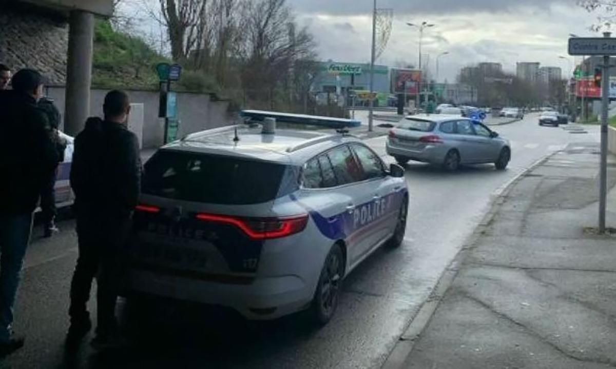 Неизвестный напал с ножом на людей возле Парижа: есть жертвы – видео Неизвестный напал с ножом на людей возле Парижа: есть жертвы – видео