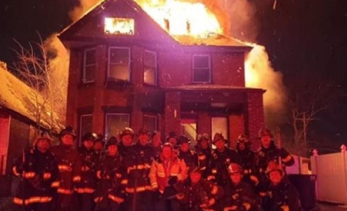 Американські пожежники зробили селфі на тлі будинку в полум'ї: скандальне фото Американські пожежники зробили селфі на тлі будинку в полум'ї: скандальне фото