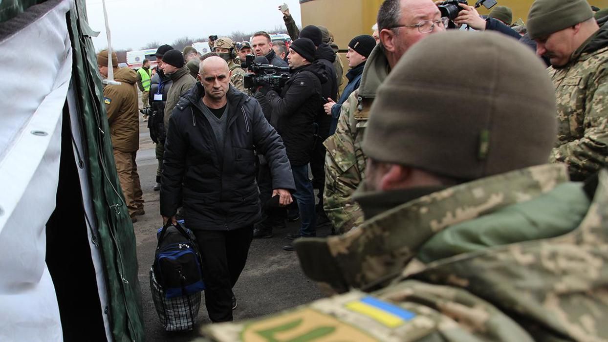 Освобожденные из плена украинцы временно поселятся в санатории и будут искать работу: видео