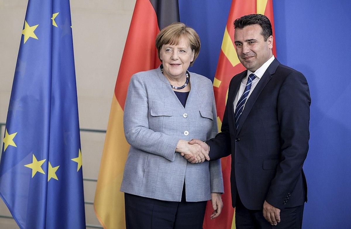 Премьер Северной Македонии подал в отставку из-за провала переговоров о вступлении в ЕС