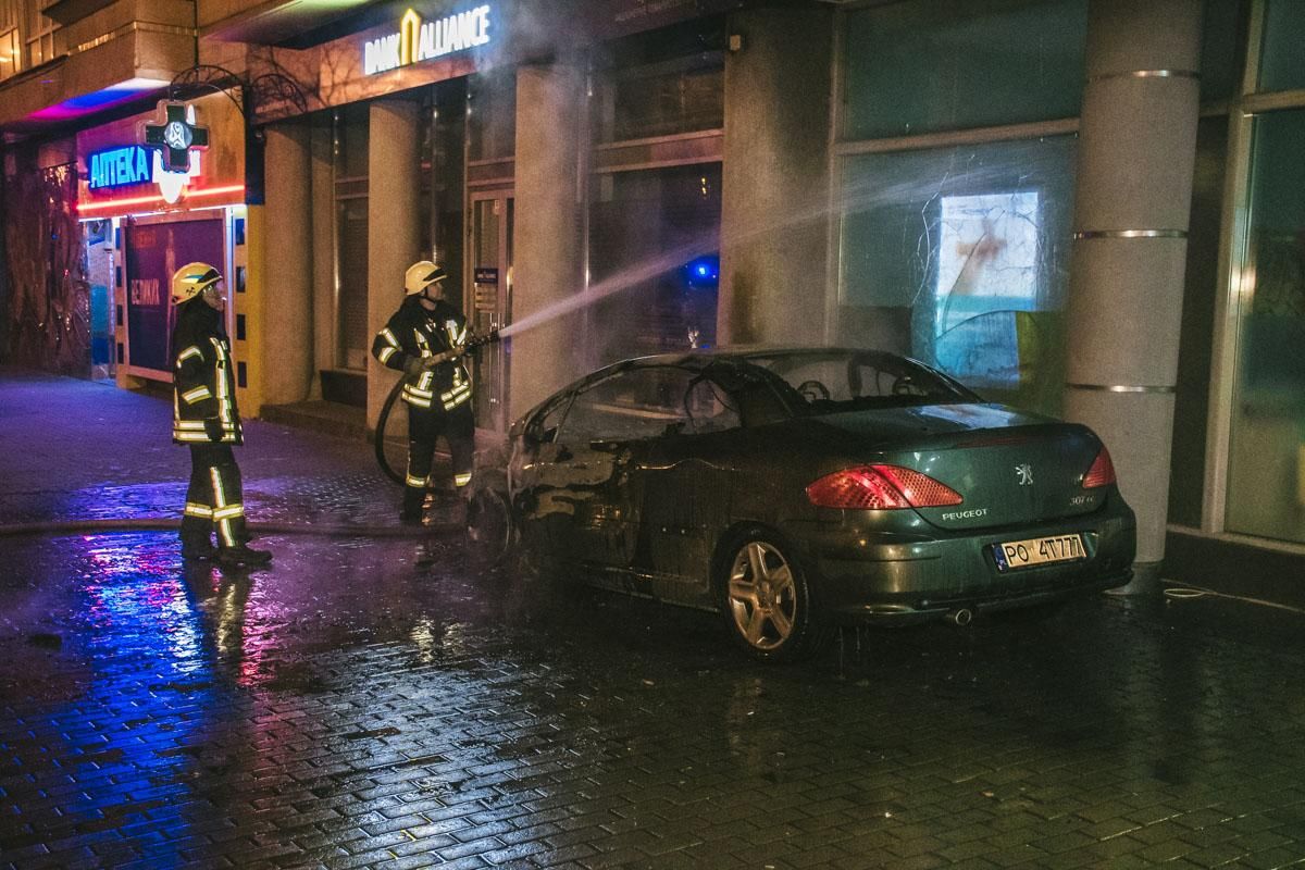 Через пожежу автомобіля постраждали приміщення банку та житлові квартири: фото та відео 