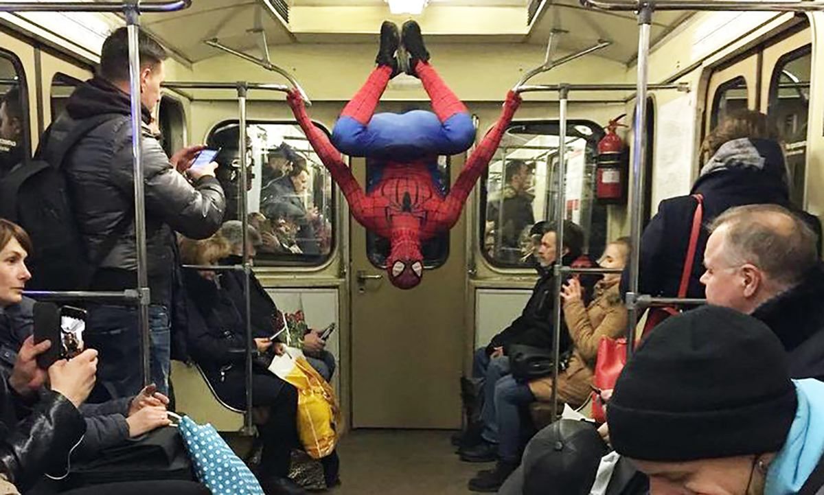 У київському метро зняли на відео "людину-павука"