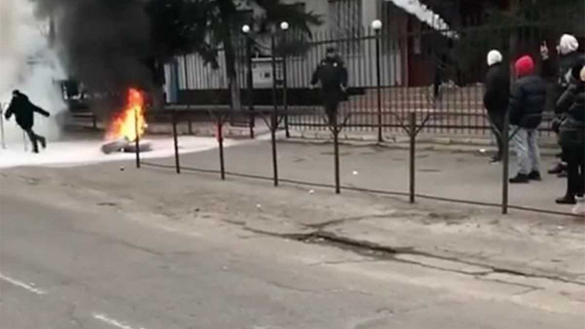 У Каховці під відділком поліції запалили шини та піротехніку через резонансне вбивство: відео 