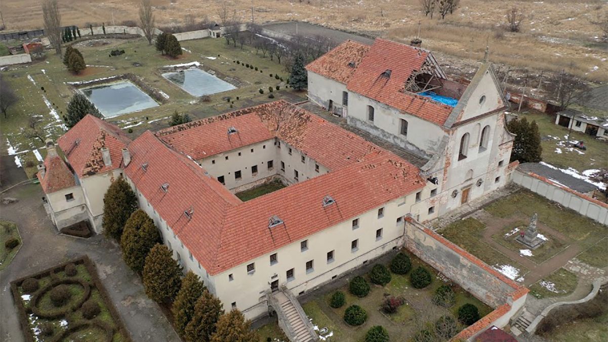 На території Олеського замку обвалися дах національної пам’ятки: фото На території Олеського замку обвалися дах національної пам’ятки: фото