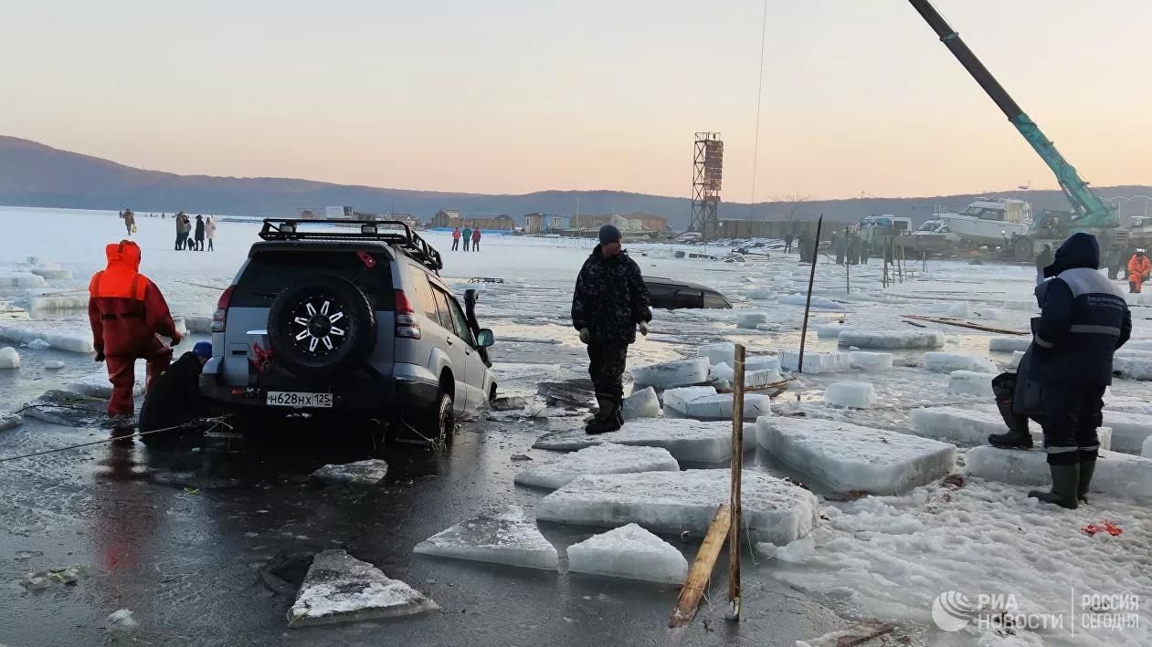 У Росії стався масовий провал машин під лід: відео 