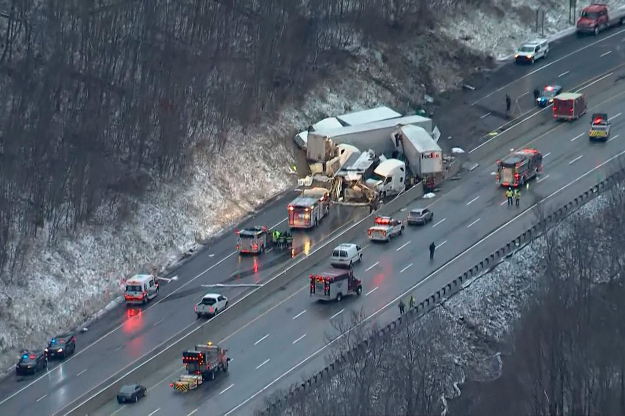 Жуткая авария в США, много погибших и пострадавших: фото и видео Жуткая авария в США, много погибших и пострадавших: фото и видео