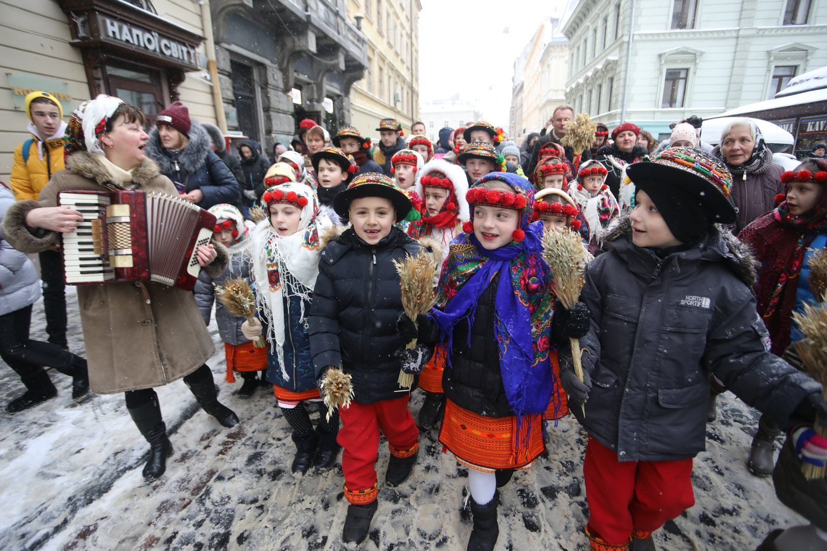 У Львові встановили Різдвяного Дідуха: яскраві фото та відео