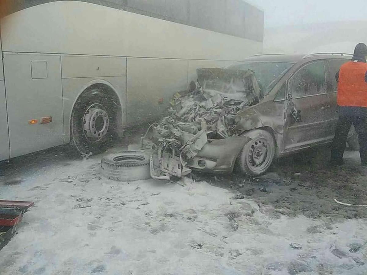 20 автомобилей столкнулись в масштабном ДТП в Словакии, пострадали украинцы: фото