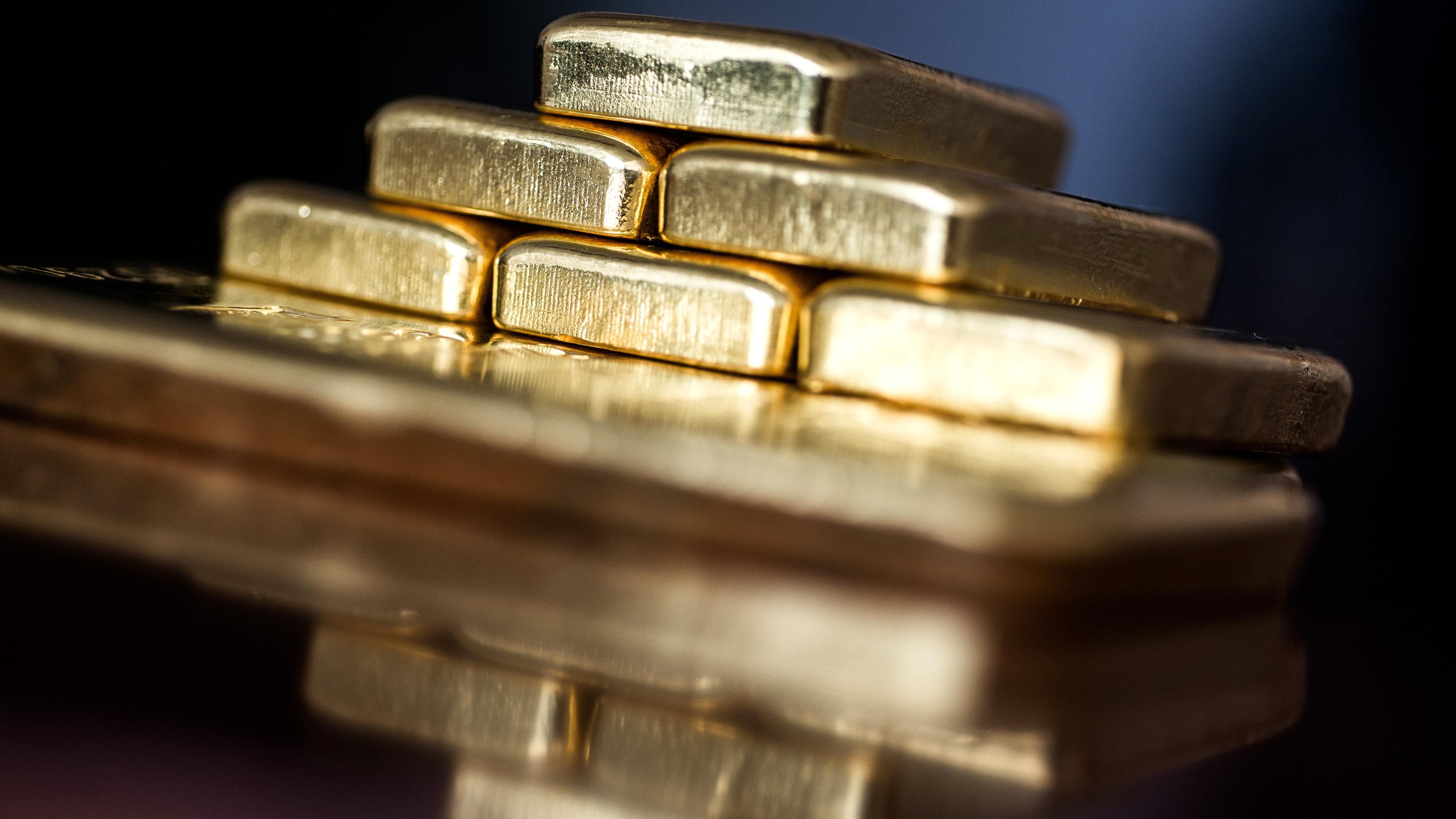 Золото неуклонно дорожает: его цена достигла максимума 2013 года