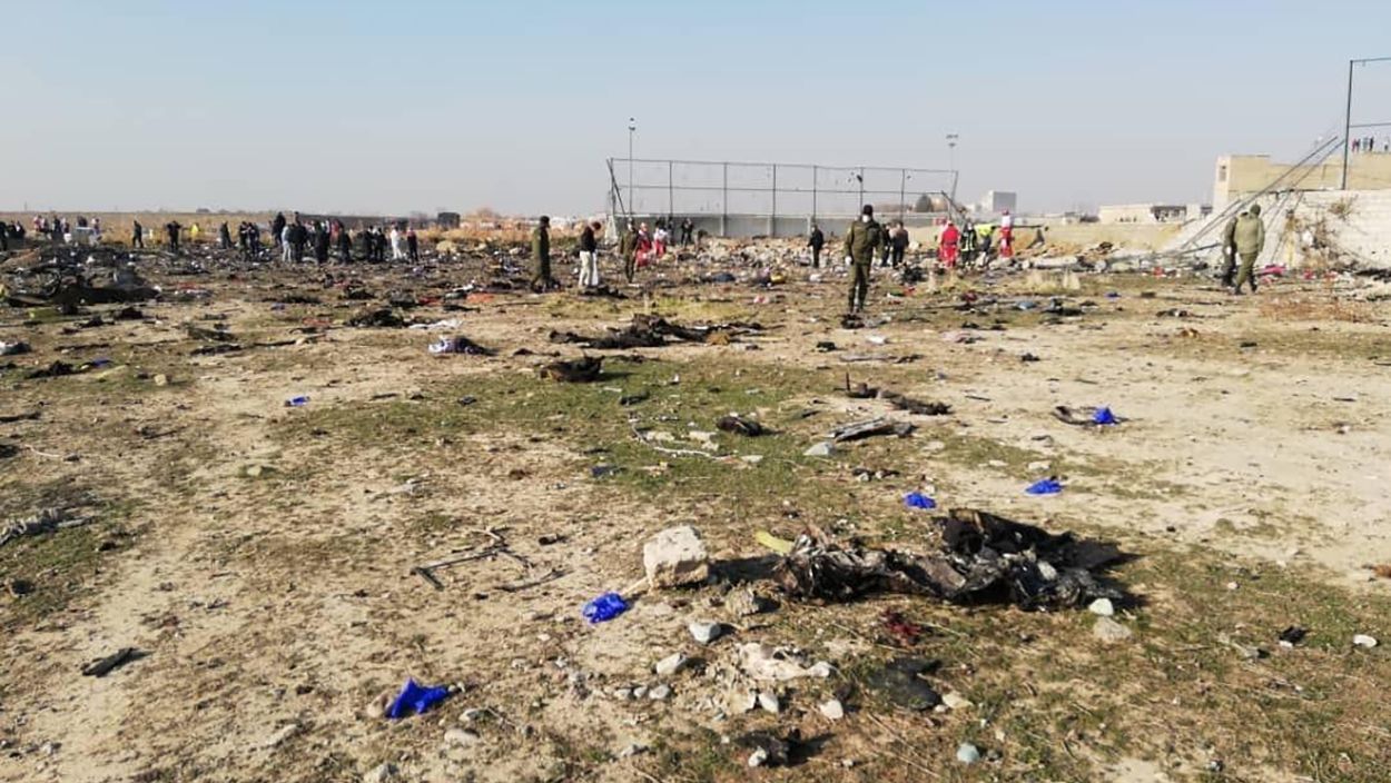 Спасатели нашли записку среди обломков самолета в Иране: фото