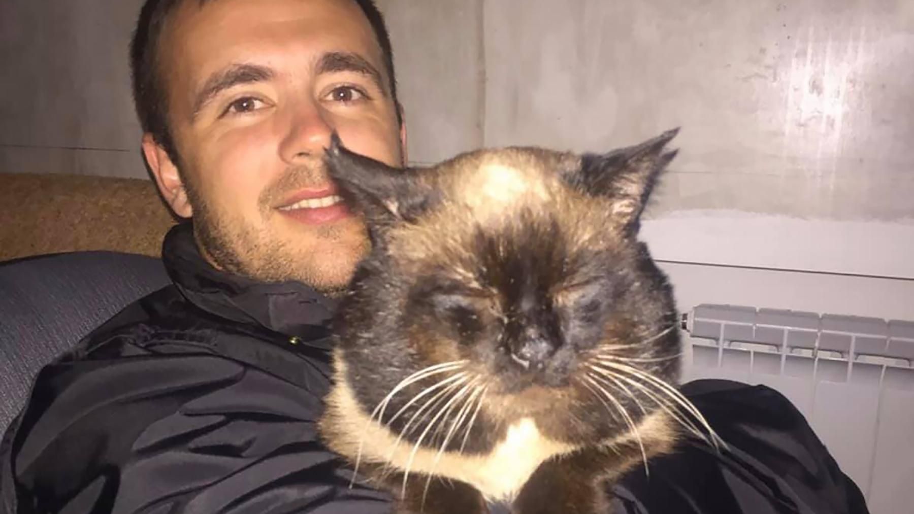 "Я буду вранці, мамо": батьки загиблого бортпровідника МАУ розповіли про останню розмову з сином "Я буду вранці, мамо": батьки загиблого бортпровідника МАУ розповіли про останню розмову з сином