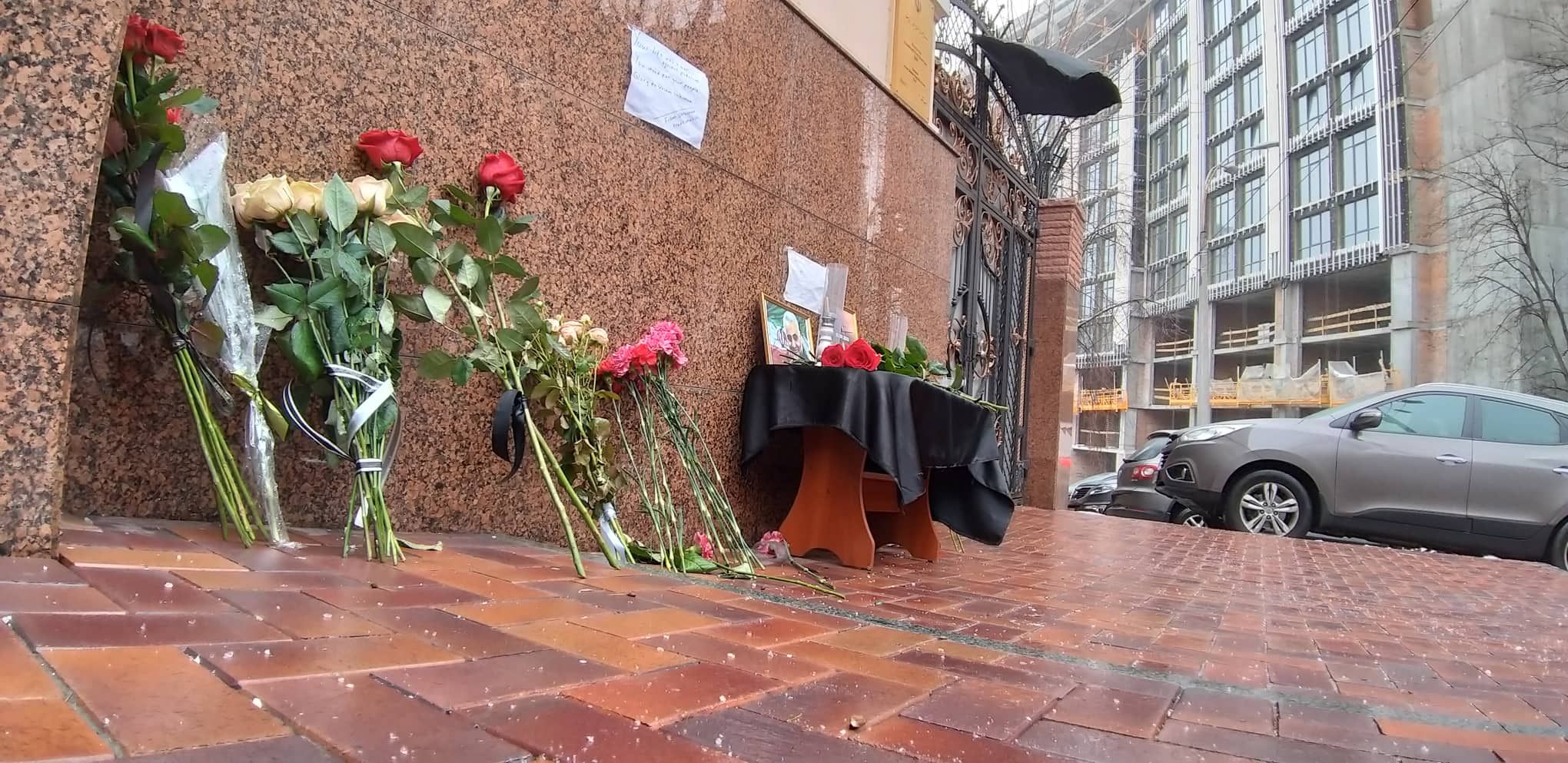 Люди приносят цветы под посольство Ирана в Киеве: фото