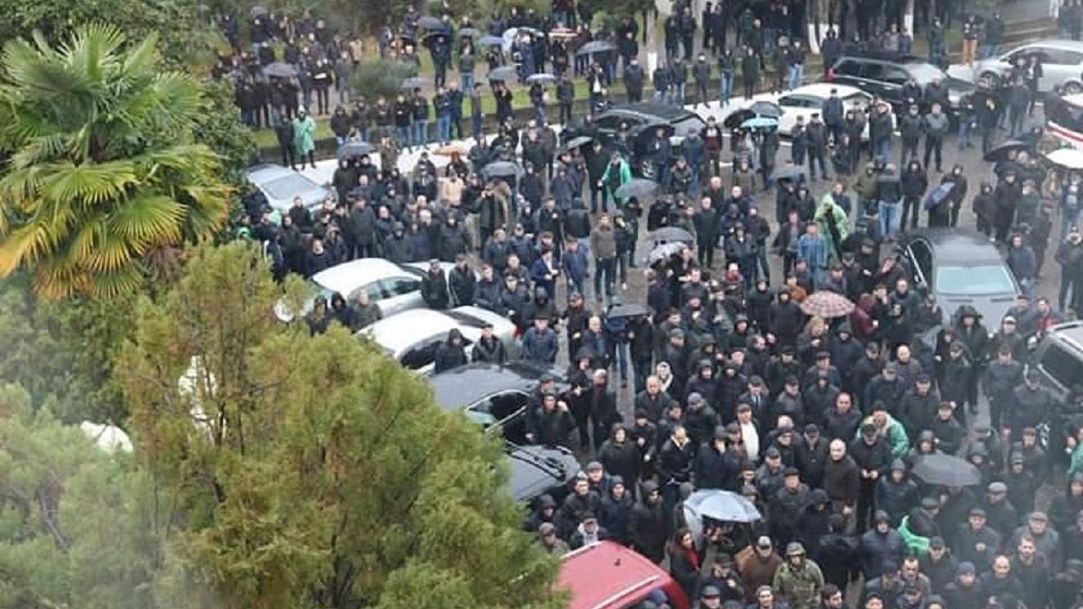 Масові протести в Абхазії: "парламент" проголосував за відставку "президента" – що відбувається