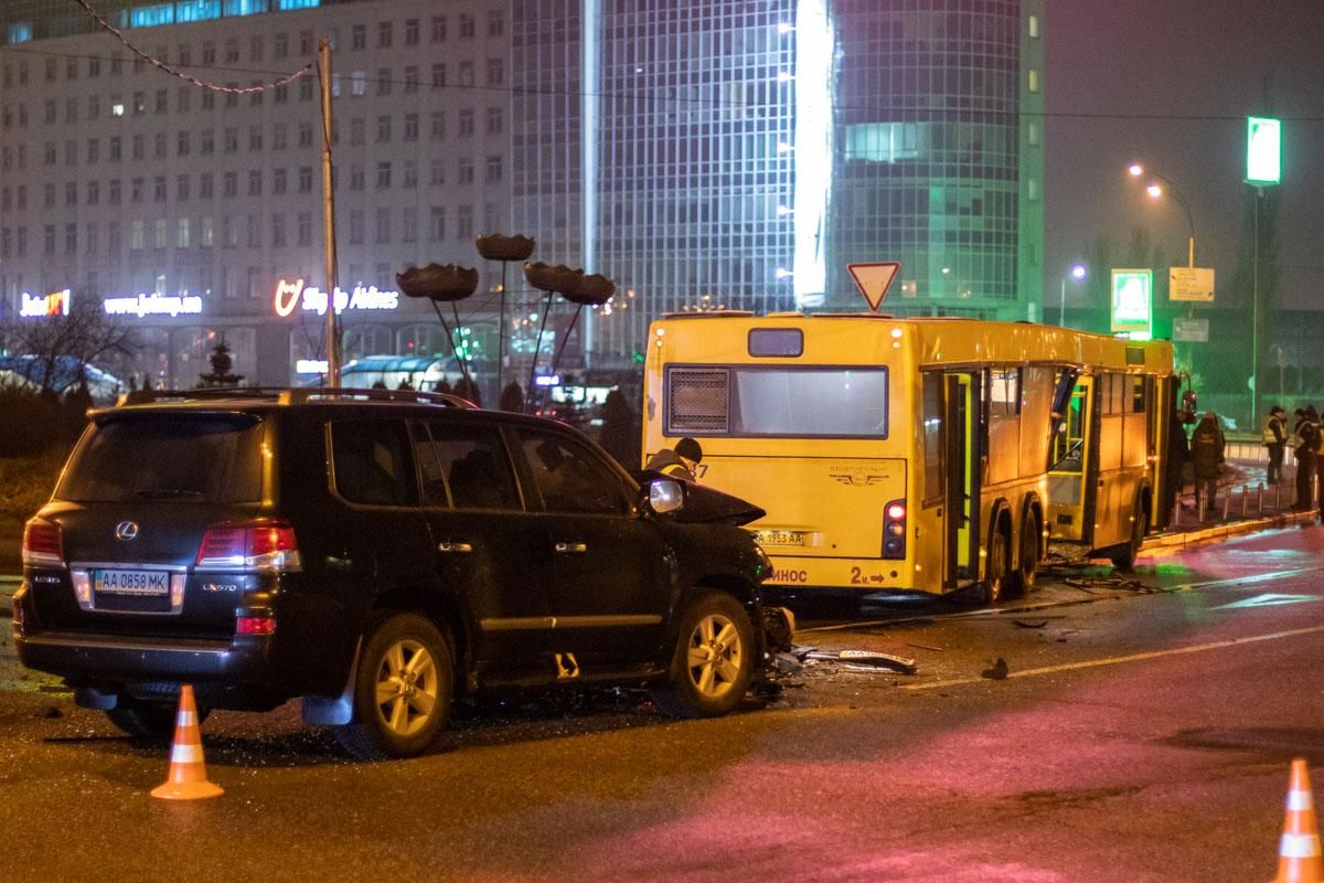 В Киеве Lexus влетел в маршрутку, среди пострадавших – ребенок: фото и видео ДТП