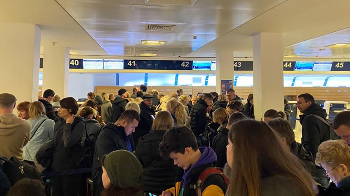 160 украинских туристов застряли в аэропорту Италии: фото 160 украинских туристов застряли в аэропорту Италии: фото