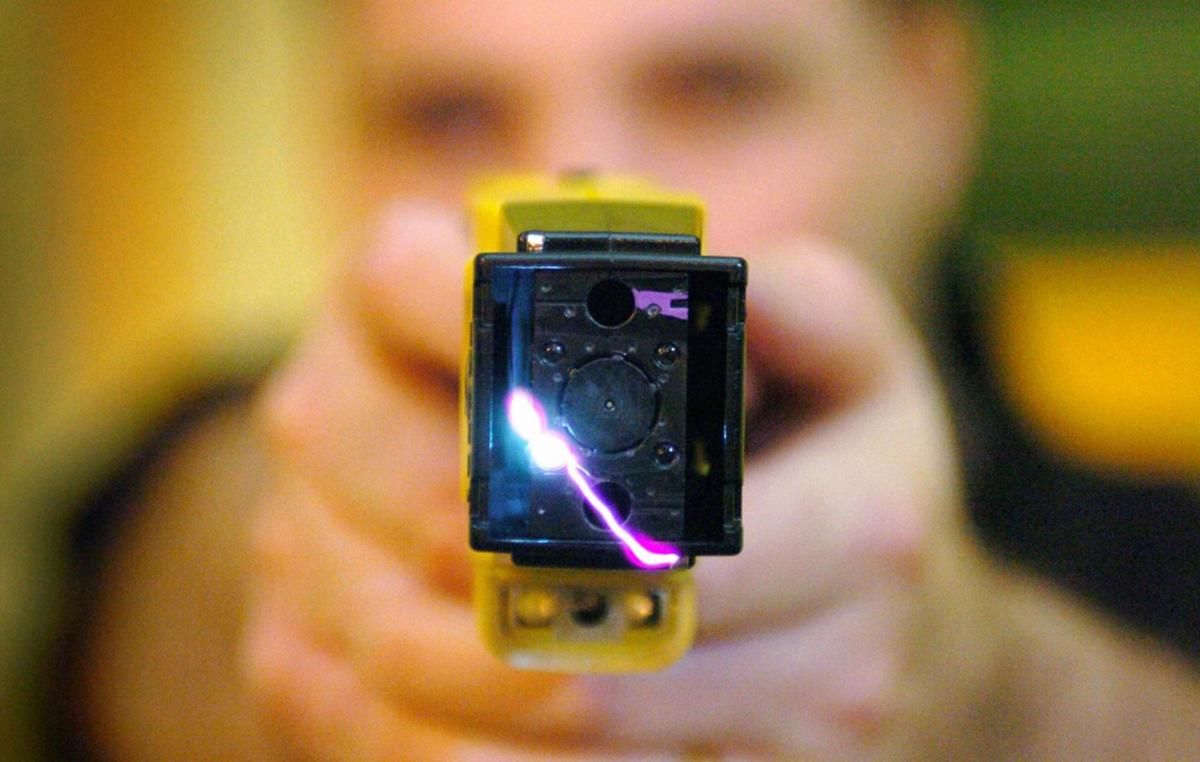 Начальница ЗАГСа запугивала посетителей электрошокером в Черновцах: видео Начальница ЗАГСа запугивала посетителей электрошокером в Черновцах: видео