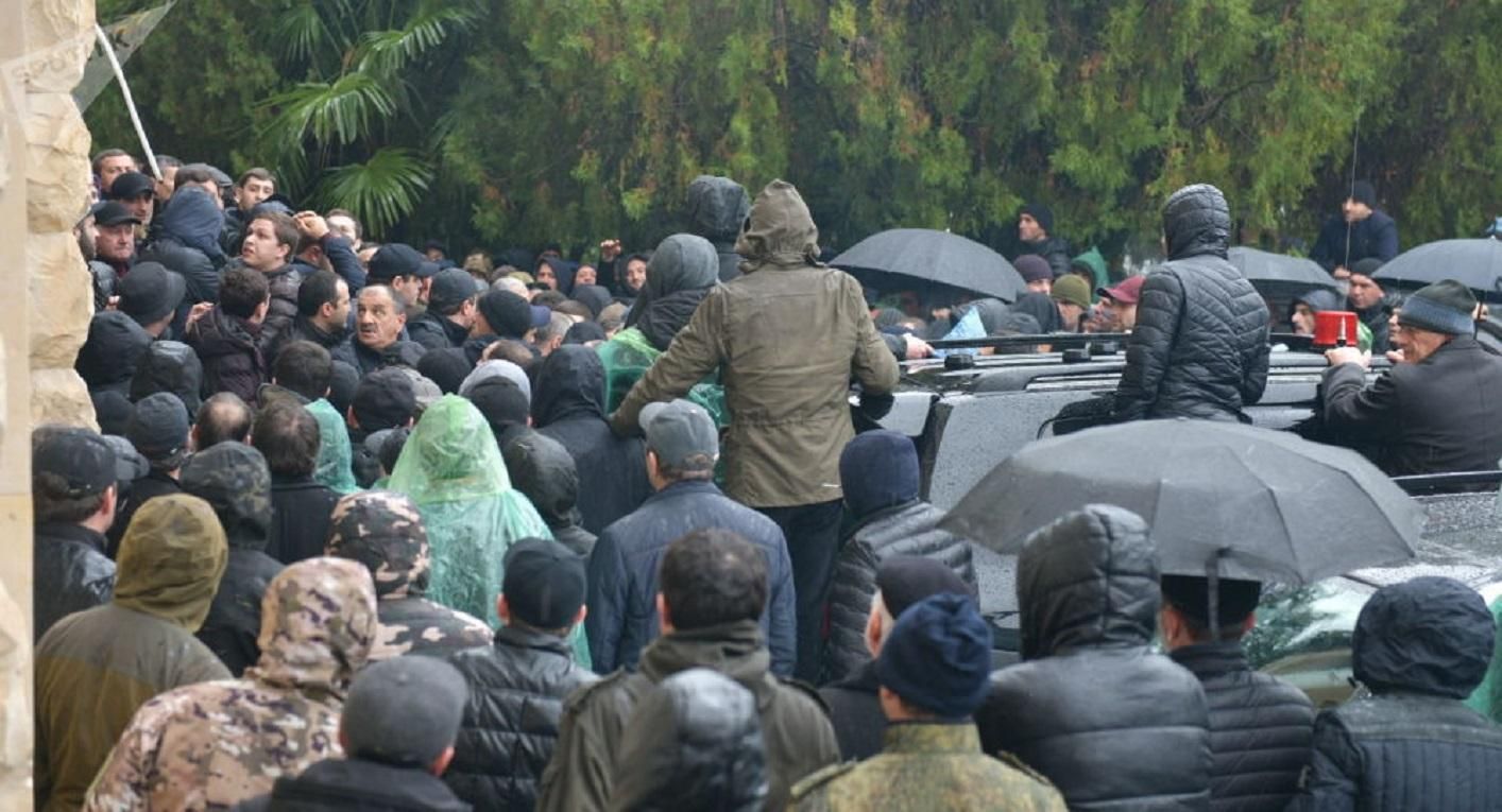  Протести в окупованій Росією Абхазії: "адміністрацію президента" захопили озброєні люди – фото