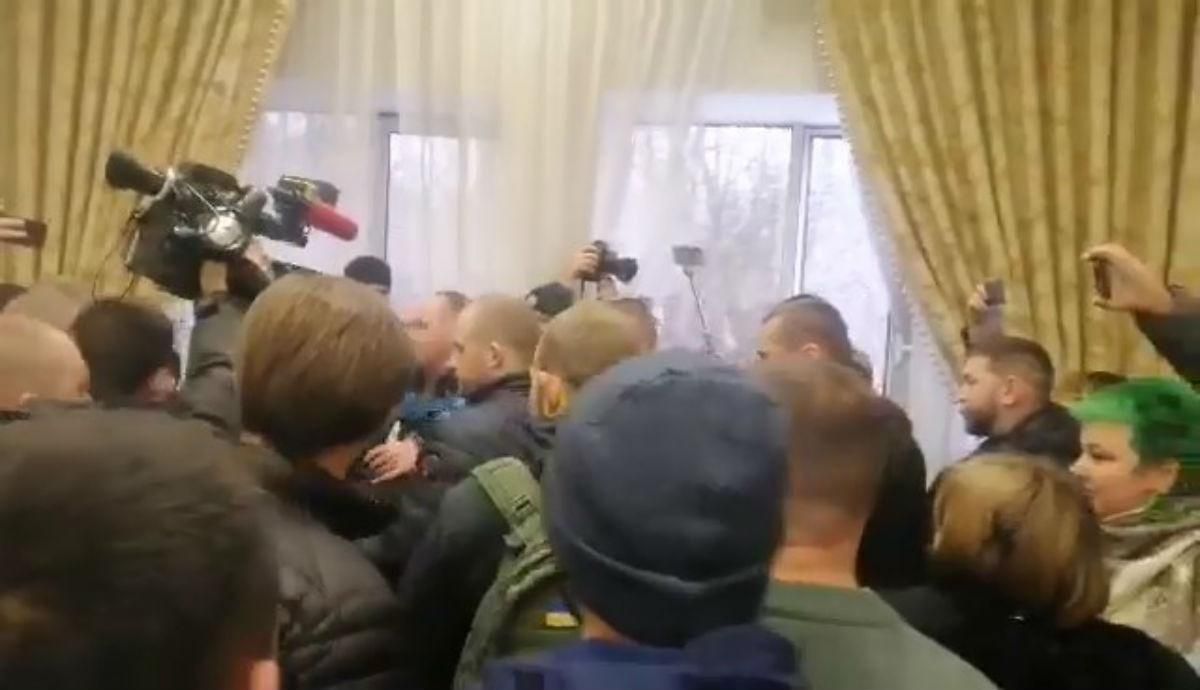 На заседании по делу Антоненко произошли столкновения со сторонниками Шария: видео