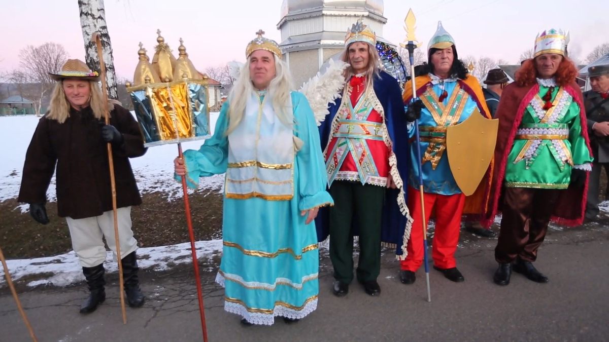 Традиція тривалістю у понад 30 років: як вертеп вітає односельців з Різдвом Традиція тривалістю у понад 30 років: як вертеп вітає односельців з Різдвом