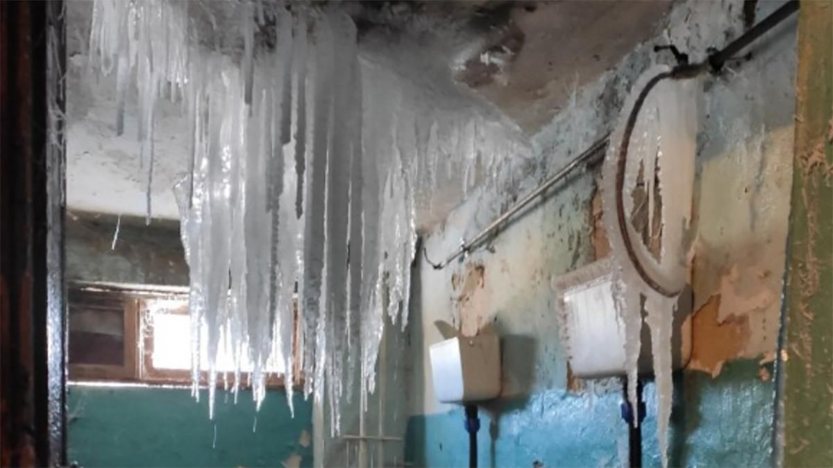 В России общежитие превратился в ледяную пещеру: фото