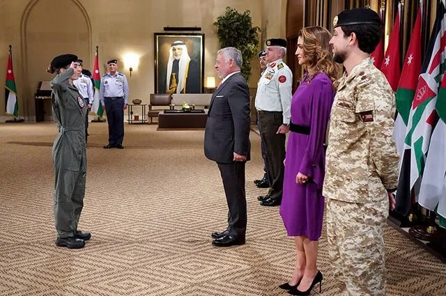 Розкішний образ королеви Ранії Розкішний образ королеви Ранії