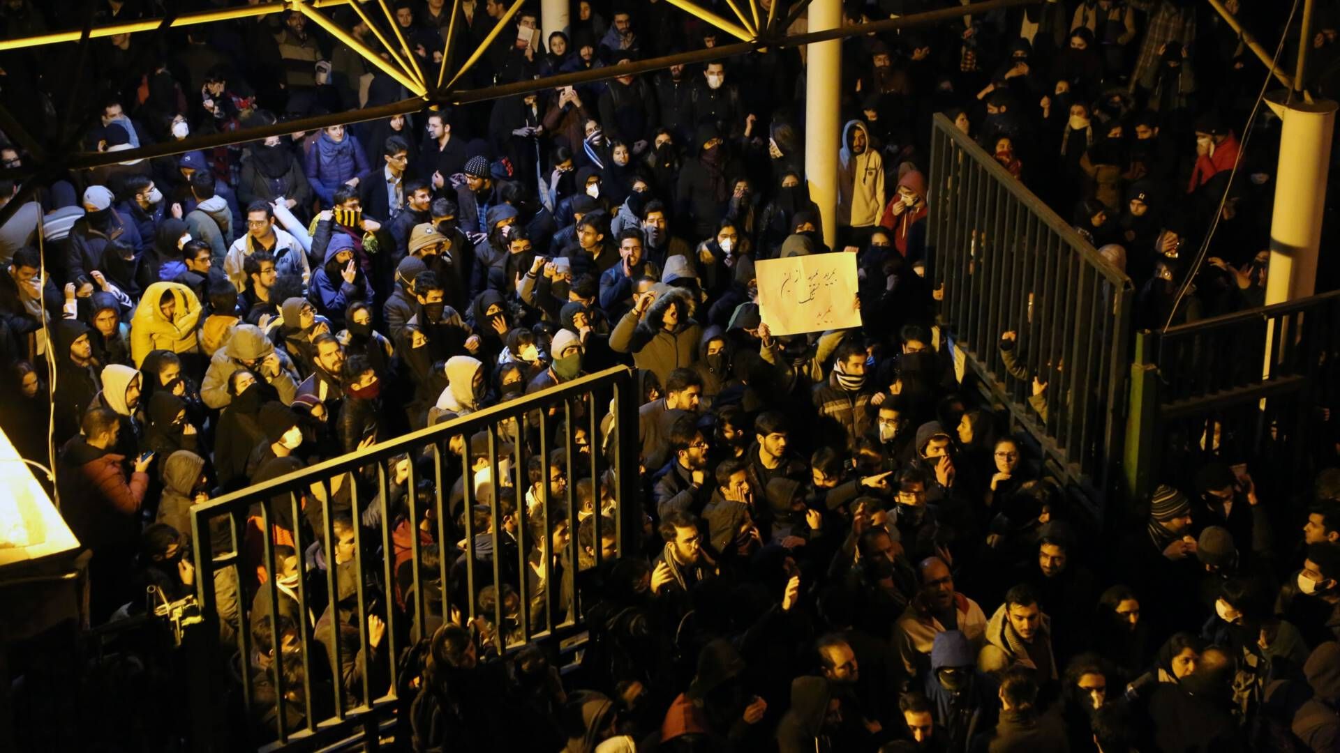 Водомети і зброя: в Ірані між поліцією і протестувальниками почалися сутички – відео Водомети і зброя: в Ірані між поліцією і протестувальниками почалися сутички – відео