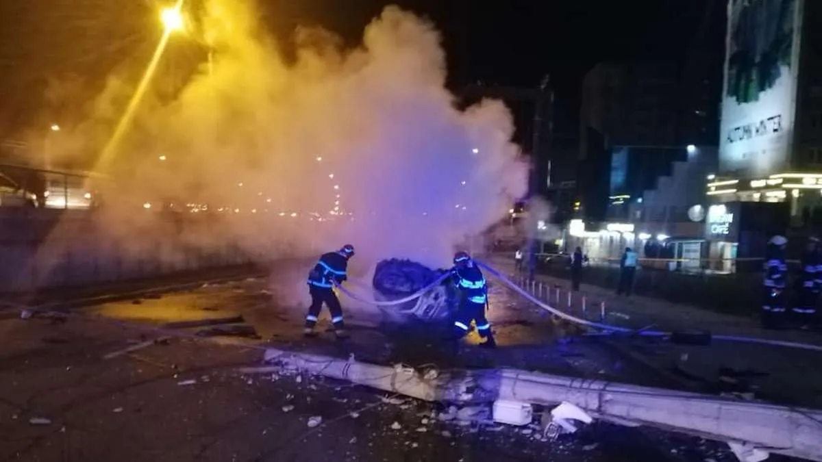ДТП в Києві авто протаранило стовп і загорілось фото