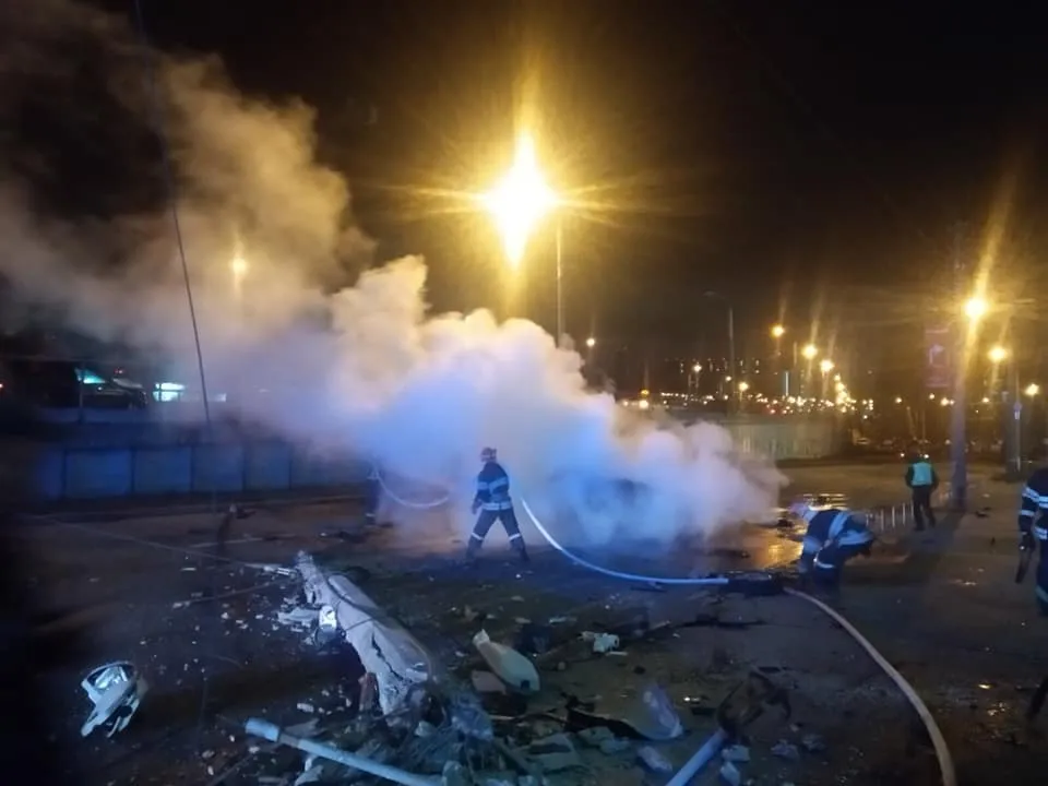 ДТП в Києві авто протаранило стовп і загорілось фото