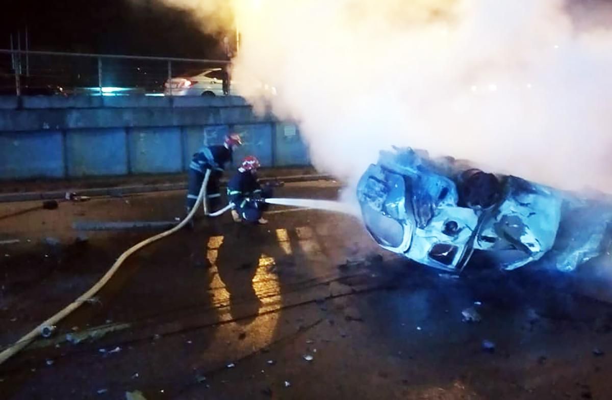 Авто протаранило столб и загорелось в Киеве: водитель сгорел заживо