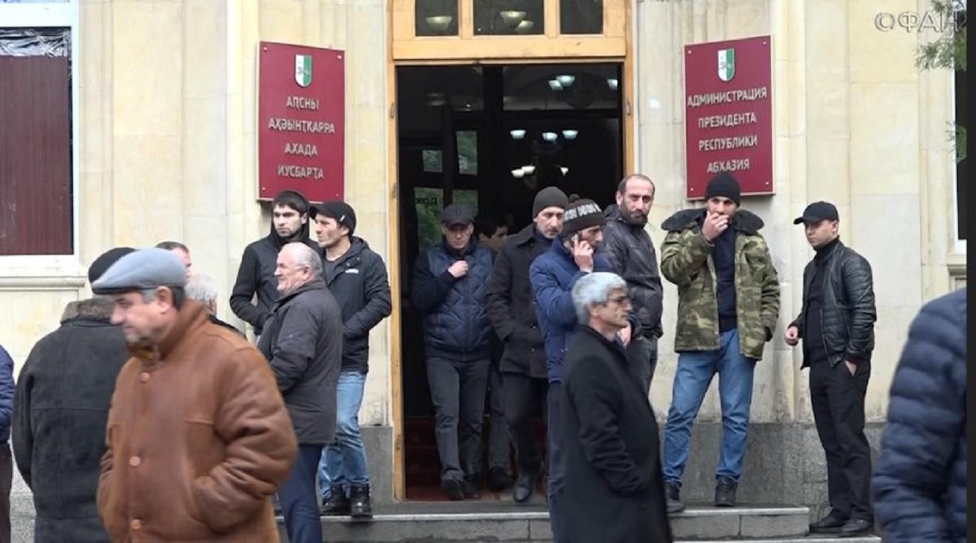 На фоне беспорядков в Абхазии назначили дату "перевыборов президента": что происходит На фоне беспорядков в Абхазии назначили дату "перевыборов президента": что происходит