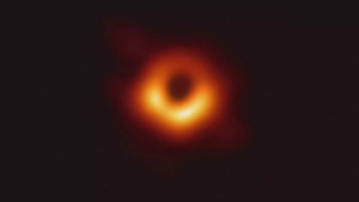 Струя плазмы из знаменитой черной дыры движется на грани скорости света