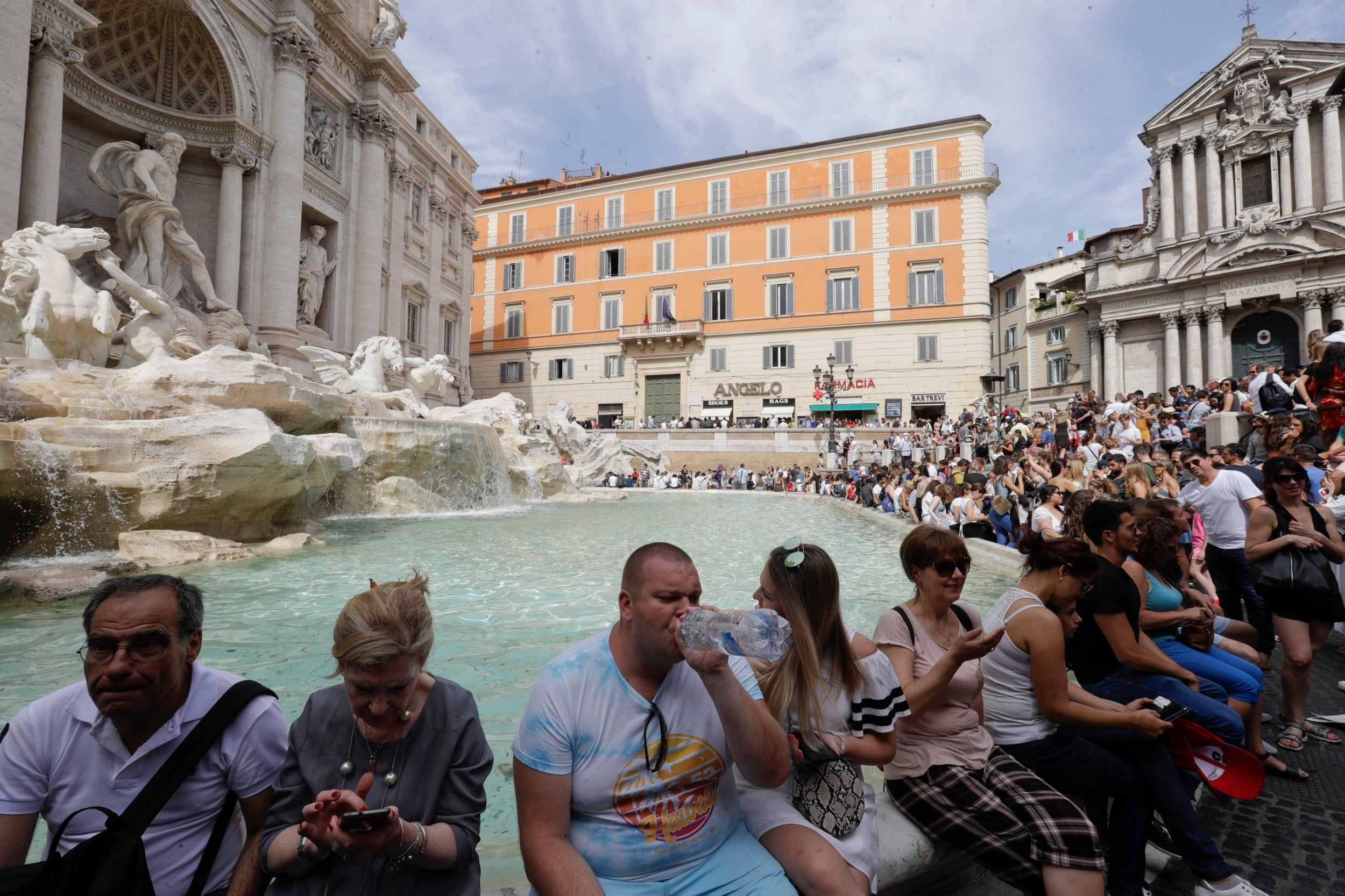 Борьба с туристами: в Риме запретили продажу сувениров возле достопримечательностей