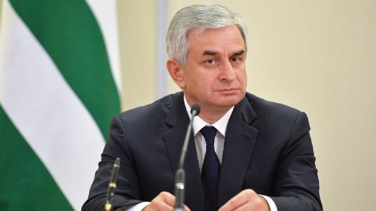 Протести в Абхазії: так званий "президент" пішов у відставку