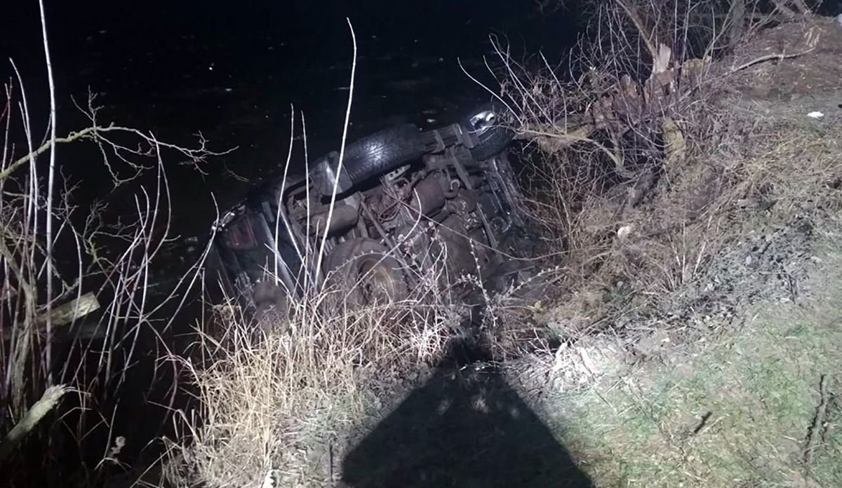 Авто з 4 людьми затонуло у ставку на Дніпропетровщині: серед загиблих – дитина