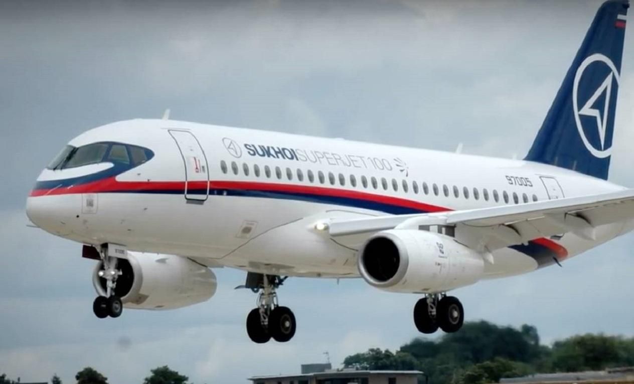 У російського Sukhoi Superjet під час польоту відлетіла обшивка двигуна: фото