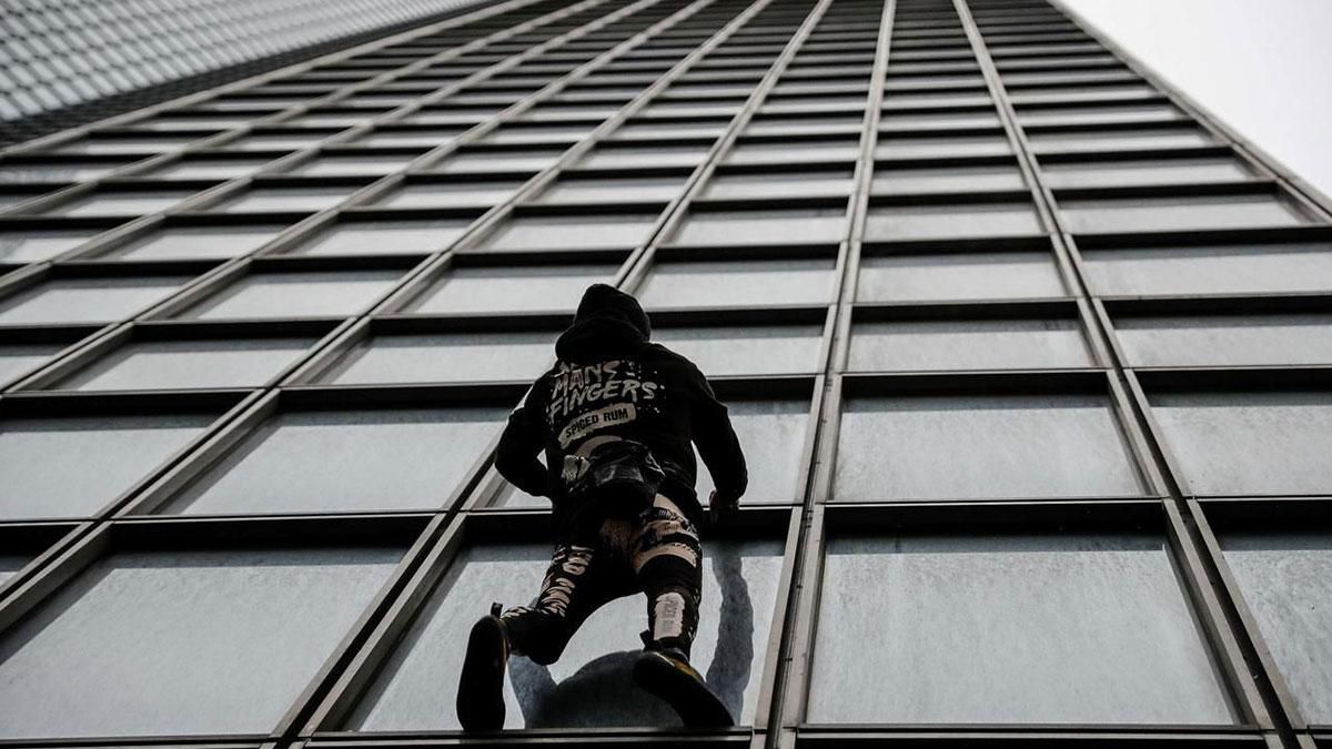 Чоловік видерся на 187-метрову будівлю, щоб підтримати протести у Франції