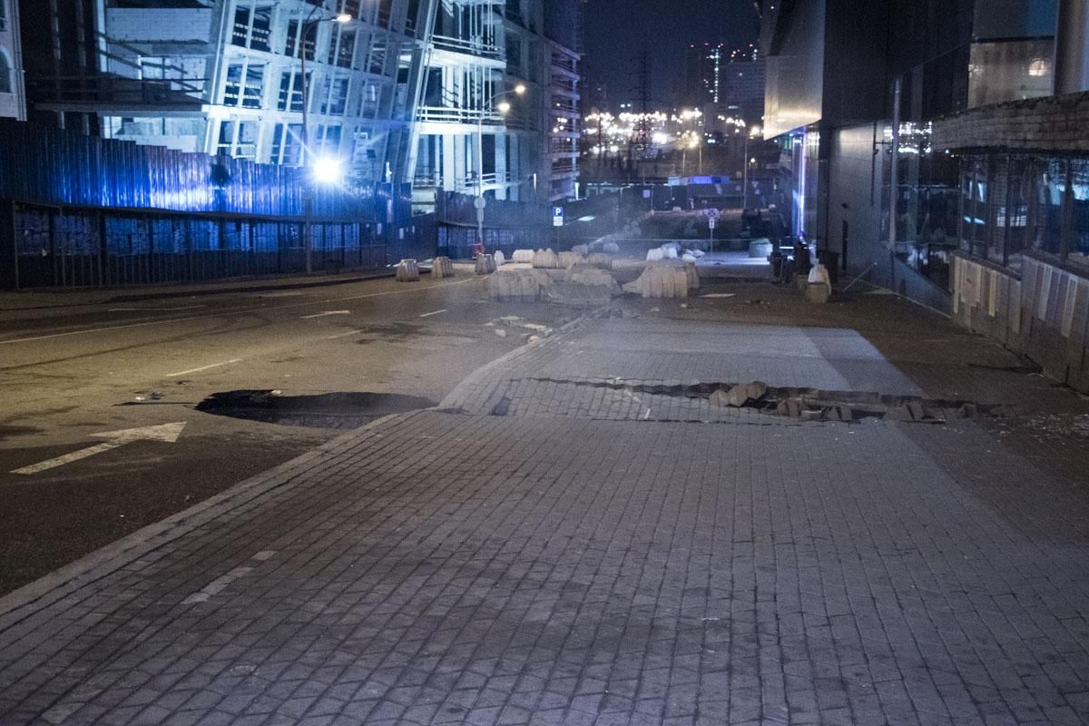 Возле Ocean Plaza в Киеве появился еще один провал в асфальте: фото и видео