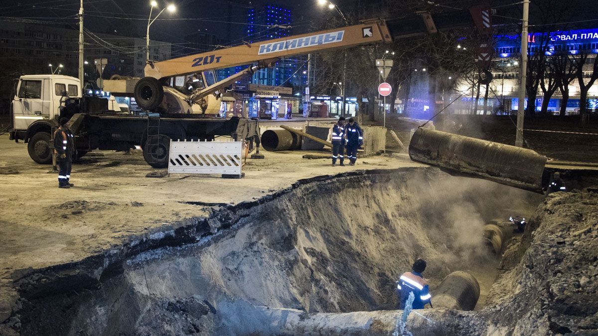 Из-за прорыва трубы возле Ocean Plaza транспорт Киева изменил маршруты