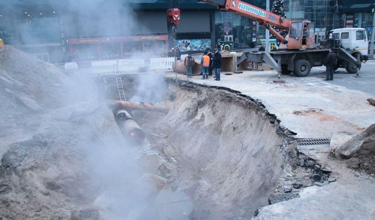 Потоп в Оушен плаза: коли закінчать ремонт теплотраси в Києві