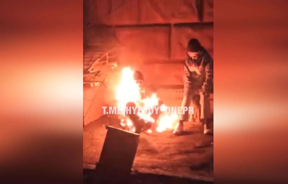 Безпритульний згорів живцем у центрі Дніпра: його підпалив товариш – відео 18+ Безпритульний згорів живцем у центрі Дніпра: його підпалив товариш – відео 18+