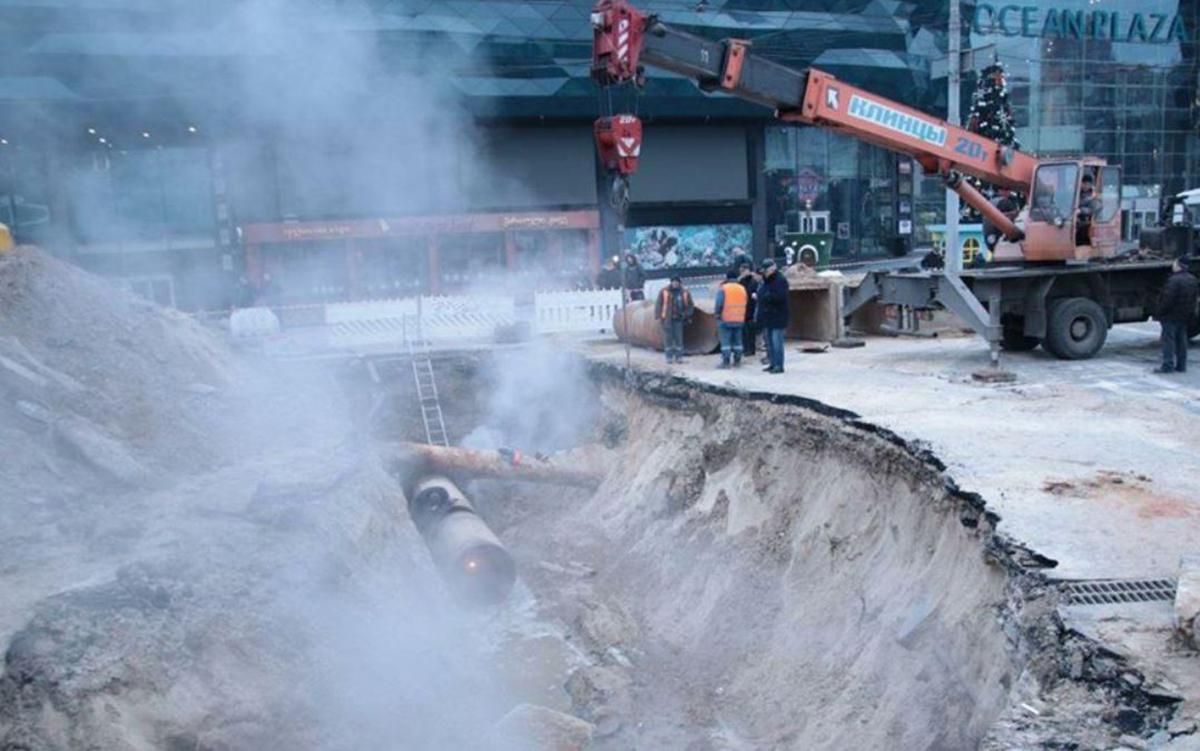 Прорив труби біля Ocean Plaza в Києві: поліція відкрила справу Прорив труби біля Ocean Plaza в Києві: поліція відкрила справу